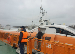 Плавучий причал скоростного флота утащили из Романовской на зимовку