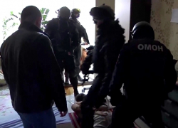 Появилось видео задержания двух волгодонцев, похищавших деньги у тяжелобольных людей