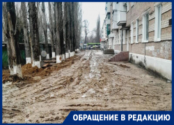 «Большие проблемы маленьких читателей»: дорога во дворе на Ленина «плавает» в грязевом месиве