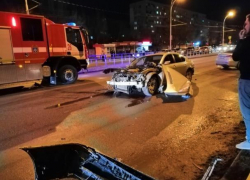 В Волгодонске автомобиль БМВ снес забор на проспекте Строителей