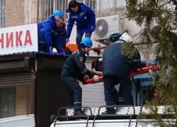 31-летний волгодонец упал с высоты на козырек подъезда и остался жив