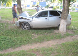 В Волгодонске «двенашка» улетела с дороги и врезалась в дерево в нескольких метрах от обочины