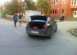 В Волгодонске водитель «Опеля» подрезал троллейбус, чем спровоцировал аварию в центре города