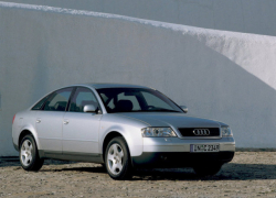 В Волгодонске на Строителей сгорела «Audi A6»