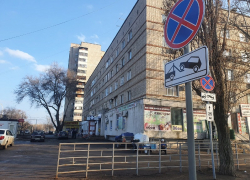 На улице Думенко частично запретили парковку и остановку автомобилей