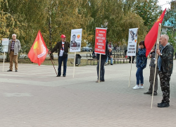 В Волгодонске на площади Молодова люди с красными флагами устроили митинг