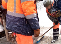 Рабочие приступили к ремонту дорог в Волгодонске при снегопаде