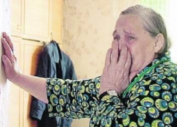 Автомобилист сбил 73-летнюю пенсионерку сдавая назад и скрылся с места ДТП
