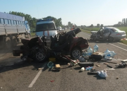 На трассе «Ростов - Волгодонск» легковушка попала под бензовоз - есть погибший