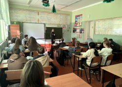 Волгодонские госавтоинспекторы провели урок безопасности для школьников в Дубовском районе