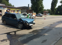 В Волгодонске в районе старого рынка  в «Форд» врезался ВАЗ-2114  - читатель