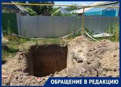 «Заезда нет»: огромную яму выкопали рабочие под воротами жительницы дома в станице Романовской