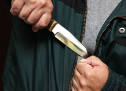 Угрожая ножом, 25-летний волгодонец заставил прохожего снять деньги с карты 