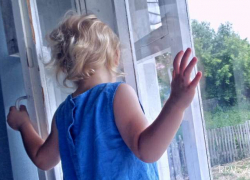 В Волгодонске 6-летняя девочка выпала из окна второго этажа