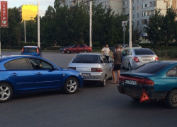 По невнимательности на кольце у Мирного атома столкнулись три автомобиля