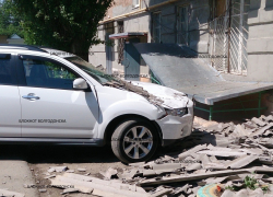 В Волгодонске съехавшая крыша на улице Горького повредила припаркованный у дома автомобиль 