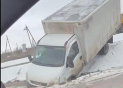 В станице Красноярской «Газель» сошла с дороги и скатилась под откос