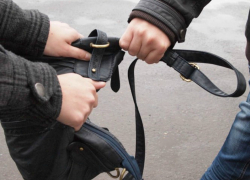 Гость из Ремонтненского района ограбил жительницу Волгодонска на улице