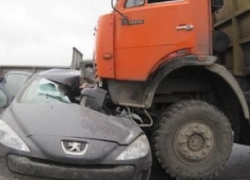 На трассе Ростов-Волгодонск иномарка попала под КамАЗ - есть пострадавшие