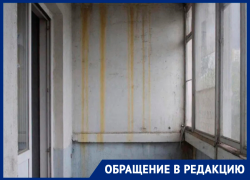 Балкон в желтых пятнах: после ремонта кровли МКД балкон волгодончанки покрылся пятнами