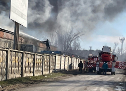 Пожарные поехали за добавкой: склад шин на Портовой не удается быстро потушить 