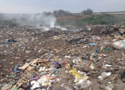 В Волгодонске пожар с полигона твердых бытовых отходов перекинулся на сельскохозяйственные угодия (ВИДЕО)