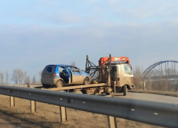 «Матиз» перелетел через ограждение на мосту через Судоходный канал 