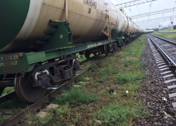 При попытке перелезть через грузовую цистерну в поселке Орловском подросток получил сильный удар током