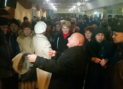Масштабным скандалом с полицией и возмущением сотен зрителей обернулась отмена спектакля «Летучая мышь» в Волгодонске 