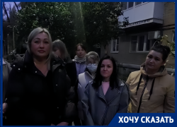 Мерзнет сам и других тепла лишает: упертый волгодонец сорвал капремонт в целом доме на улице Морской