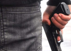 Вооруженный пистолетом мужчина на улице отобрал у волгодончанки деньги 