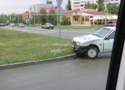 В Волгодонске на проспекте Курчатова столкнулись автомобили — один из них заехал на разделительную полосу