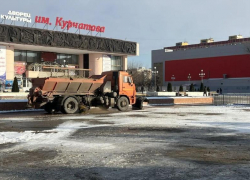 В борьбе с гололедом коммунальщики рассыпали на дороги Волгодонска более 800 тонн песка