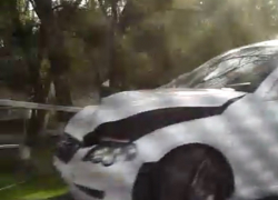  Водитель «Тойоты» снес ограждение на Морской в Волгодонске 