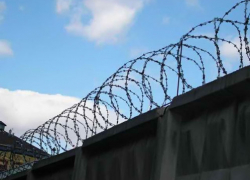 Волгодонец пытался перебросить заключенным сотовые телефоны в бутылках