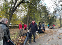 Субботник в сквере «Юность»: власти Волгодонска объединились для наведения чистоты и порядка