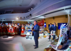 Виктор Мельников с казачьим ансамблем представил Волгодонск на презентации атомных городов