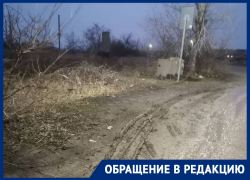 «Ждем автобусы в грязи и лужах»: жители квартала В-Е вынуждены ждать транспорт в грязевом месиве