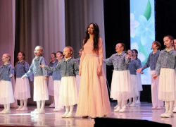 Глава Волгодонска поздравил горожанок с Днем матери