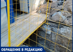 «Раскопали и ушли»: жильцы Горького, 91 вторую неделю как на канате крадутся в подъезд