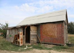 Незаконно сооруженную на городских землях постройку в Красном Яру беспощадно снесли 