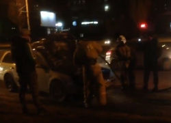 Горящий автомобиль на проспекте Строителей пытались потушить десятки волгодонцев