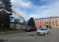Ядовитый дым окутал Волгодонск из-за пожара на одной из крупнейших мебельных фабрик региона