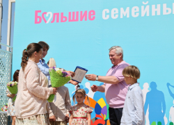 Губернатор Голубев вручил матери восьмерых детей из Волгодонска ключи от комфортабельного микроавтобуса