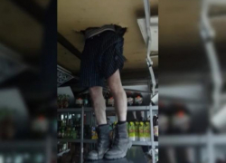 Миссия невыполнима: Неудачливые грабители разворотили крышу рыболовного павильона и не смогли сбежать от полицейских Волгодонска 