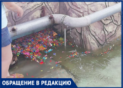 Играющие в «бомбочки» дети засорили фонтан у «Комсомольца»