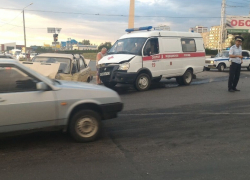 В Волгодонске во время ДТП на перекрестке Весенней и путепровода пострадал находившийся в «скорой» пациент