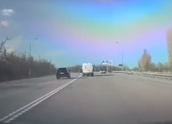 Через две сплошные: опасный маневр иномарки на выезде из Волгодонска шокировал водителей 