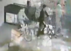 Взлом холодильника с мороженым в парке Победы волгодонцами в капюшонах попал на видео  