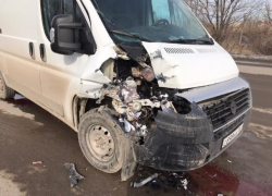 Микроавтобус лишился «передней части» после въезда в грузовую «газель» недалеко от Красного Яра